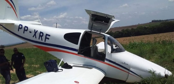 Avião de pequeno porte carregado com pasta base de cocaína realiza pouso forçado