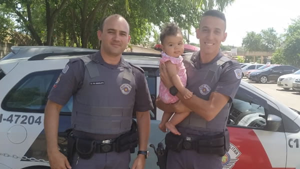 policiais bebe engasgada