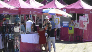 Feira da Mulher Empreendedora agita Praça Carlos Gomes com atrações e Papai Noel