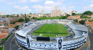 Campanha “Elas Jogam Junto” promove conscientização sobre violência contra a mulher durante o dérbi campineiro