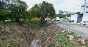 Córrego no Jardim do Trevo começou a receber limpeza com maquinário nesta terça-feira, dia 14