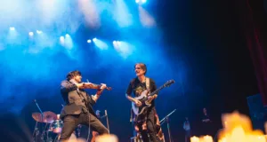 Violino e rock se unem no espetáculo “Lendas do Rock” no Centro de Convivência