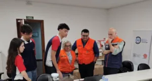 Defesa Civil recebe alunos premiados por sistema de alerta de deslizamentos