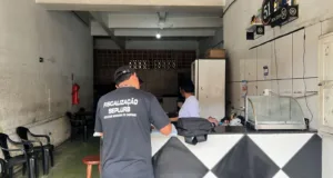 Operação da Prefeitura em parceria com a Polícia Militar fiscaliza 29 estabelecimentos na região central