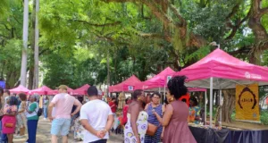 Feira Afrocultural movimenta Praça Carlos Gomes e destaca protagonismo feminino negro