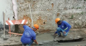 Equipe de Serviços Públicos faz reparo na galeria pluvial na Vila Brandina