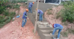 Escada de acesso é construída no Jardim Florence, distrito do Campo Grande