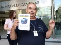 Brigadistas participam de ação contra dengue no Paço Municipal e também orientam a população