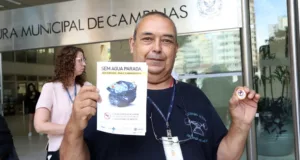 Brigadistas participam de ação contra dengue no Paço Municipal e também orientam a população