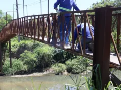 Passarela do Jardim Shangai, no Ouro Verde, recebe manutenção e reparos nesta quarta-feira, dia 26