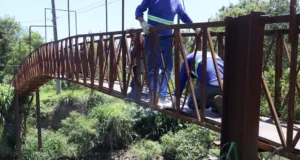Passarela do Jardim Shangai, no Ouro Verde, recebe manutenção e reparos nesta quarta-feira, dia 26
