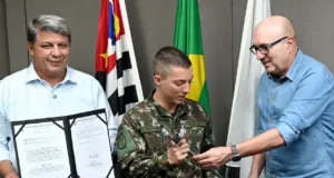 Cerimônia celebra tradição e simbolismo na doação da Espada de Oficial ao melhor aluno do NPOR