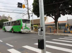 Nova configuração de trânsito no Jardim Bela Vista recebe semáforo especial para travessias