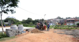 Serviços Públicos constrói base para instalação de Areninha no Jardim do Lago