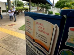 Geladeira reciclada vira biblioteca gratuita no Terminal Padre Anchieta