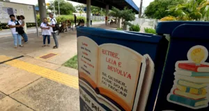 Geladeira reciclada vira biblioteca gratuita no Terminal Padre Anchieta