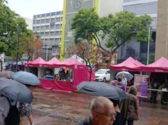 Secretaria da Mulher mantém ação informativa mesmo sob forte chuva em Campinas