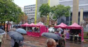 Secretaria da Mulher mantém ação informativa mesmo sob forte chuva em Campinas