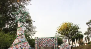 Tampinhas de Amor: árvore natalina na sede da Emdec reúne doações e recebe visitação