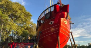 Caravela da Lagoa do Taquaral recebe decoração de Natal com espaço para fotos