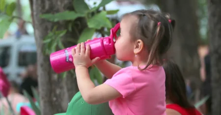 No verão, aumentam doenças e acidentes domésticos entre crianças; veja como prevenir