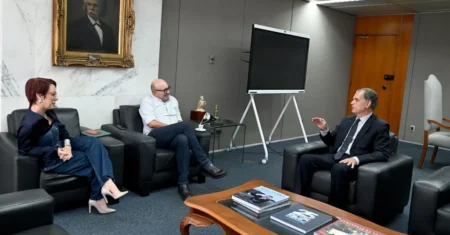 Prefeito recebe novo diretor do Deinter na manhã desta quinta, dia 15 de janeiro