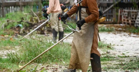 Vila Esperança recebe limpeza de ruas e roçagem em áreas verdes