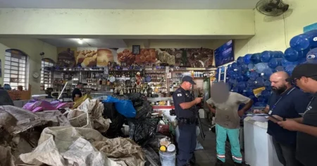 Operação integrada da Guarda Municipal, Urbanismo e Polícia Civil fiscaliza comércios de recicláveis