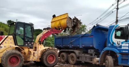 Prefeitura limpa terreno e retira quase 100 toneladas de ‘lixão’ irregular no Jardim Florence