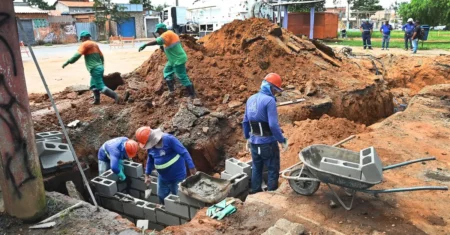 Serviços Públicos executa obra de drenagem em rua do Jardim Fernanda
