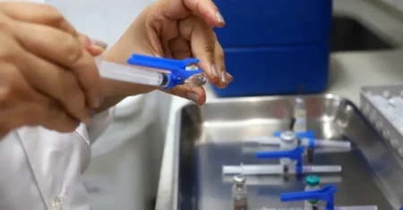 Nova vacina contra a dengue começa a ser aplicada nesta terça para parte dos profissionais de saúde