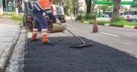 Região do Jardim São Marcos recebe tapa-buracos, cata-trecos e serviços de limpeza