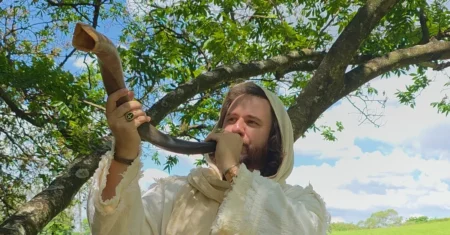 Livro inédito conecta tradição e tecnologia ao registrar técnicas do berrante e do shofar