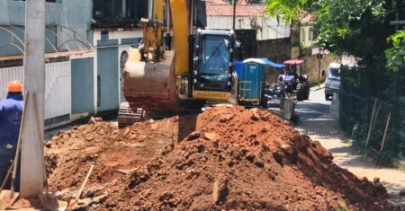 Prefeitura faz obra de manutenção em galeria em rua na região do Bosque