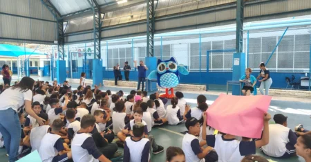 Mascote da EducaTV participa de ação contra a dengue na Emef Benevenuto Torres