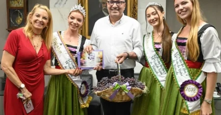 Prefeito Dário Saadi recebe corte da 62ª Festa da Uva e 14ª Festa do Vinho de Vinhedo
