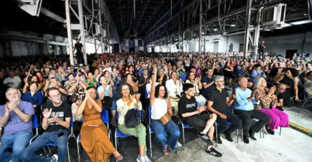 Despedida do maestro Carlos Prazeres da Sinfônica de Campinas reúne 4 mil no Prédio do Relógio