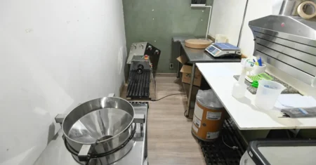 Vigilância Sanitária interdita farmácia de manipulação clandestina no Cambuí