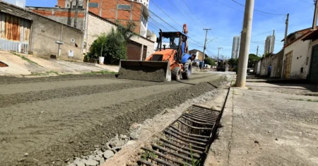 Prefeitura executa obra de recapeamento em rua no Jardim Yeda