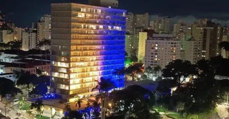 Paço Municipal de Campinas iluminado em azul e amarelo pelo Dia Internacional da Síndrome de Down