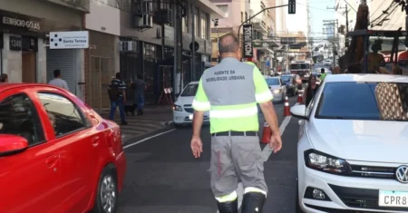 Emdec bloqueia, emergencialmente, cruzamento das ruas Cândido Gomide com José Pinto de Moura, no Guanabara