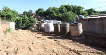 Serviços Públicos instala nova tubulação e recompõe encosta no Jardim do Lago Continuação