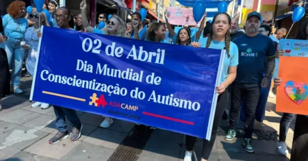 Caminhada do Abril Azul reúne famílias e entidades no Centro de Campinas