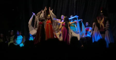 Teatro da Paixão de Cristo emociona fiéis em Campinas