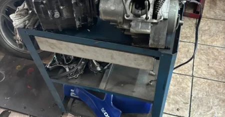 Ação integrada fiscaliza oficinas de motos e resulta em prisão e apreensão de peças irregulares