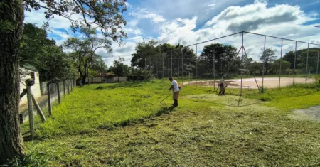 Prefeitura realiza manutenção de ruas de terra e roçagem de mato em diversos bairros