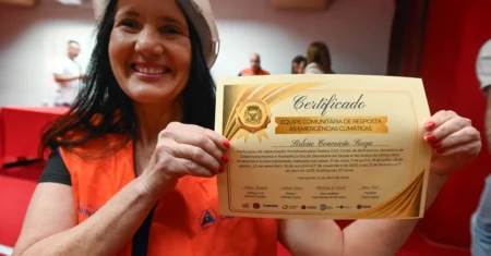 Prefeitura entrega certificados e kit de EPIs à 1ª Equipe Comunitária de Resposta a Emergências Climáticas