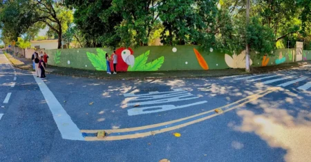 Mural viabilizado pelo edital Campinas Arte Urbana destaca fauna e flora brasileiras em escola pública