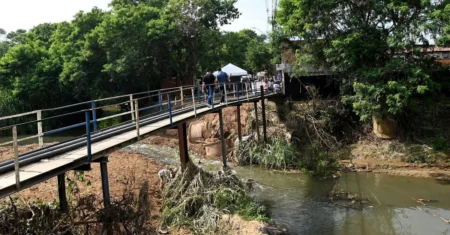 Vice-prefeito assina ordem de serviço para obras de ponte na Estrada do Felipão
