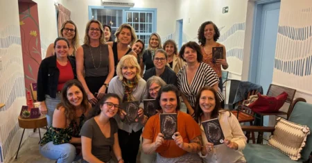 Clube Capitolinas promove mesa interativa sobre escrita de cartas no Instituto Hilda Hilst